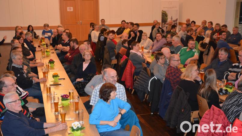 180 Frauen und Männer aus allen Altersschichten waren zur Bürgerversammlung in den Tillensaal in Bad Neualbenreuth gekommen. Bild: jr