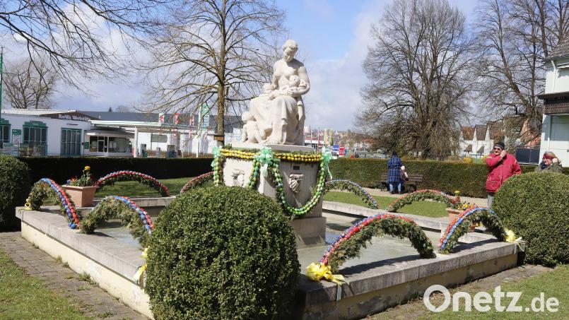 Die Arbeiterkameraden setzten im vergangenen Jahr auf einen dezenteren Osterschmuck am Mutter-Kind-Brunnen in der Fischer-Siedlung. Archivbild: mfh