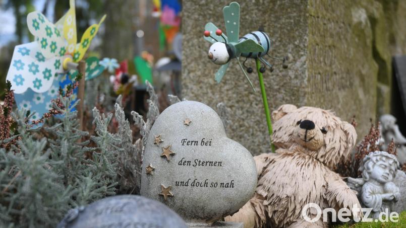 Ein liebevoll geschmücktes Sternenkinder-Grab auf dem Waldfriedhof in Weiden. Bild: Gabi Schönberger
