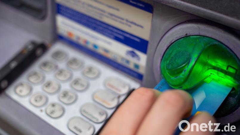 400 Euro hat eine Ambergerin verloren. Sie hatte das Geld am Automaten abgehoben und im Ausgabeschacht vergessen. Danach war es weg. Symbolbild: Fernando Gutierrez-Juarez/dpa