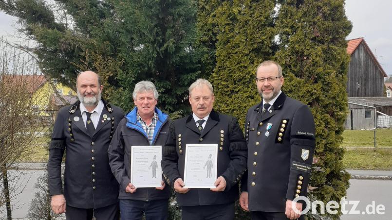 Der Vorsitzende des Bergknappenvereins Königstein, Manfred Stollner, die geehrten Walter Brunner und Richard Luber sowie der Landesverbandsvorsitzende Armin Kraus (von links). Bild: wku