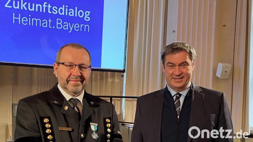 Armin Kraus (links) nimmt in Bergmannstracht am Empfang bei Ministerpräsident Markus Söder (rechts) teil. Bild: ksa