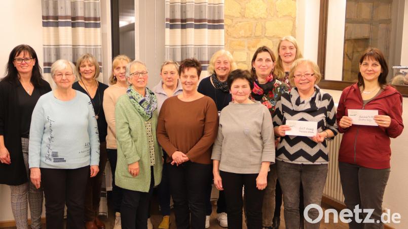 Die FU Gebenbach wählt neuen Vorstand und übergibt Spenden an sozialen Einrichtungen (von links): Bezirkstagskandidatin Birgit Barth, Christa Siegert, Gabi Kredler, Hedwig Kraus, Monika Hager, Brigitte Barth, Marie-Luise Hammer, Christl Kredler, Marianne Wendl, Renate Scherer-Mende (AOVE „Alt werden zu Hause), Susanne Lindner, Marianne Gutwein (SkF Amberg), Christine Weigl (Socialis for The Gambia). Bild: Artur Lindner