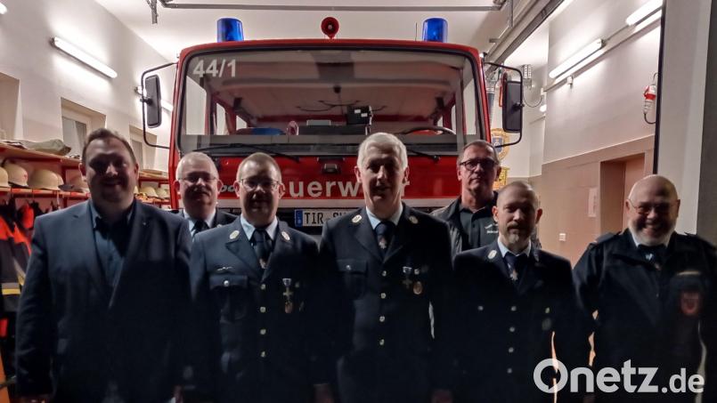 Neuwahlen und eine Auszeichnung standen bei der Feuerwehr Helmbrechts an: (von links) stellvertretender Bürgermeister Mario Rabenbauer, Kreisbrandmeister Günther Fachtan, der neue stellvertretende Kommandant Josef Kellner, Vorsitzender und Ehrenmitglied Konrad Ernstberger, Peter Pöllmann, Hubert Ernstberger und der Waldershofer Kommandant Stefan Müller. Bild: fpoz