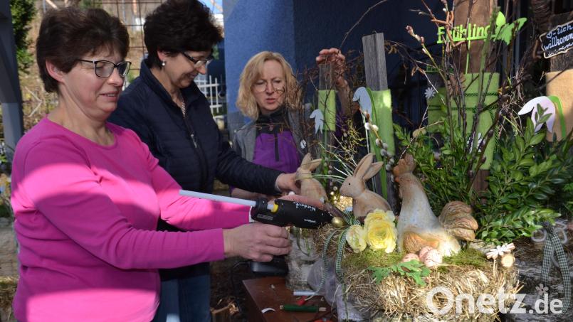 Unter Leitung von Angela Putzer (rechts) entstanden hübsche Deko-Objekte für den Frühling und für Ostern. Bild: gi