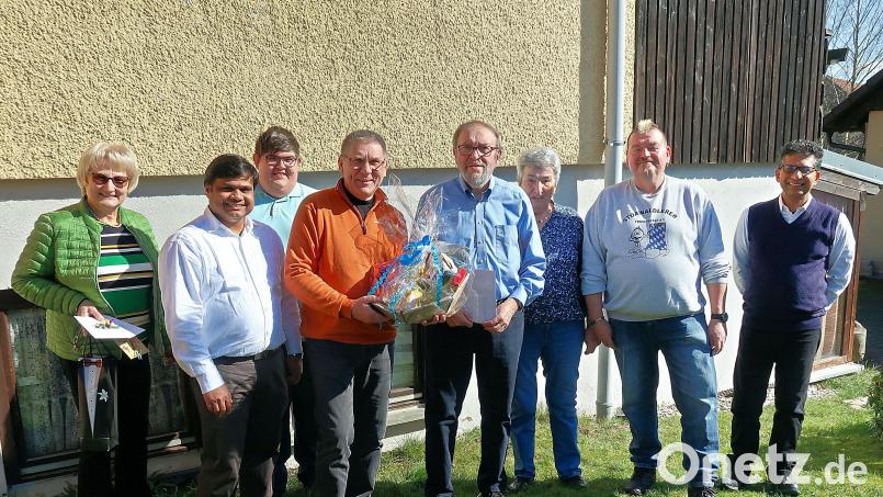 Seinen 80. Geburtstag feierte jetzt Peter Steinhauser (Vierter von rechts). Dazu gratulierten unter anderem Sohn Markus (Zweiter von rechts), Enkel Tobias (Dritter von links), Lebensgefährtin Lucia Schmidt (Dritte von rechts) Gertraud Wildenauer (Freie Wähler, links), Pater Martin (Zweiter von links), Pfarrer Joseph (rechts) und Bürgermeister Oskar Schuster. Bild: bsc