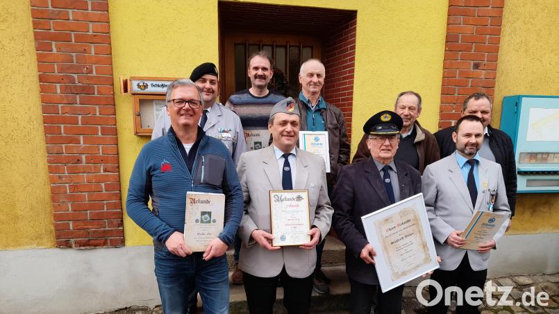 Die KSRK Hohenthan ehrte langjährige Mitglieder. Im Bild: (vorne, von links) Markus Blei, Heinrich Franz, Vorsitzender Siegfried Walter, Jürgen Fischer sowie (hinten, von links) Thorsten Schiener, Herbert Seer, Albert Hecht, Josef Frank und Zweiter Bürgermeister Michael Schedl. Bild: exb