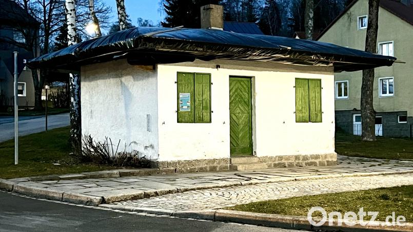 Der Kiosk an der zentralen Kreuzung im Ort wird heuer noch saniert; der Gemeinderat hat einen Auftrag an die Weidener Juretzka Architekten GmbH vergeben. Bild: Eichl