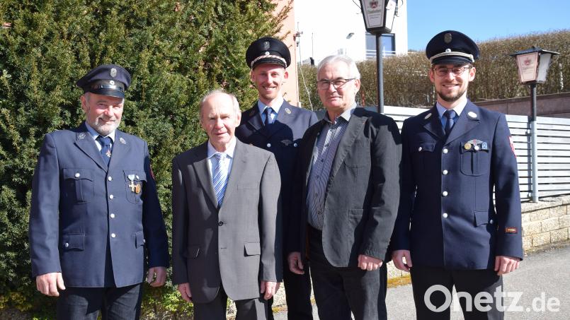 Seinen 80. Geburtstag feiert Anton Weigert aus Emhof (von links): Zweiter FFW-Vorsitzender Michael Rödl, der Jubilar Anton Weigert, FFW-Vorsitzender Stefan Dirmeier, Zweiter Bürgermeister Martin Bauer und Feuerwehrkommandant Peter Werner. Bild: bö