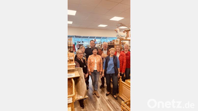 Anita Wüst (von links), Erika Brandl, Philipp Kaufmann, Waltraud Lukas, Herbert Putzer, Petra Troppmann, Heike Lehner und Gunda Hagn bei der Spendenübergabe aus dem Erlös der Weihnachtsaktion der Landfrauen. Bild: Philipp Kaufmann/exb