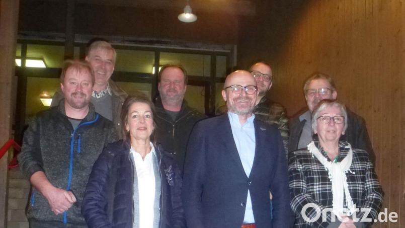 Ortsvorsitzender der CSU bleibt Maximilian Beer (Fünfter von links). Im Bild die neue, wiedergewählte Vorstandschaft. Bild: Mandl/exb