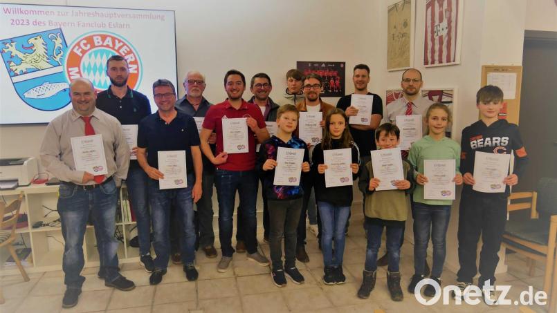 Vorsitzender Markus Kleber (links) und Stellvertreter Benjamin Heider (hinten, rechts) dankt allen langjährigen Mitgliedern des Bayern-Fanclubs für ihre Treue. Bild: gz