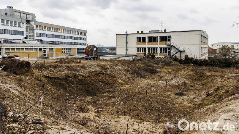 Rund zwei Millionen Euro plant der Landkreis in diesem Jahr für ein neues Werkstattgebäude am Beruflichen Schulzentrum Schwandorf ein. Die Baustelle (Bild) wird derzeit vorbereitet. Bild: Hösamer