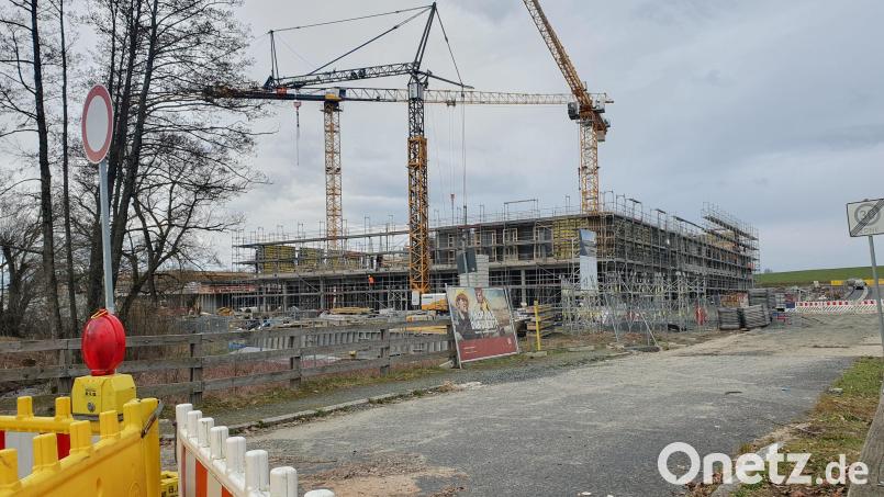 Viel getan hat sich schon an der größten Baustelle des Landkreises: In Kemnath, hier eine Ansicht von der Badstraße aus, entsteht für 73,5 Millionen Euro eine neue Realschule. Die Maßnahme soll 2025 abgeschlossen sein. Bild: kaz