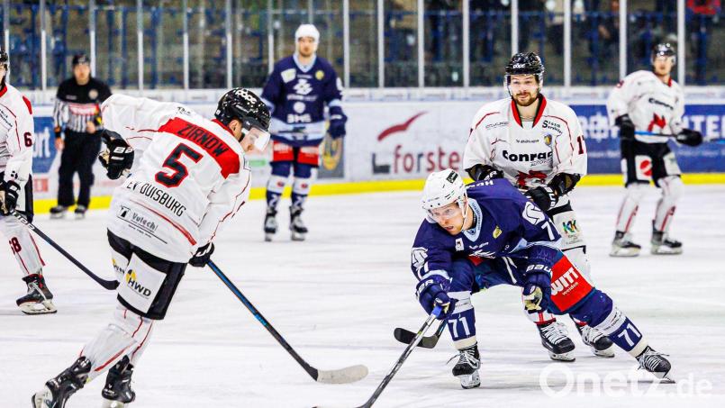 Die Blue Devils Weiden (rechts Edgars Homjakovs) haben sich mit drei Siegen gegen die Füchse Duisburg für das Play-off-Viertelfinale qualifiziert. Bild: Werner Moller