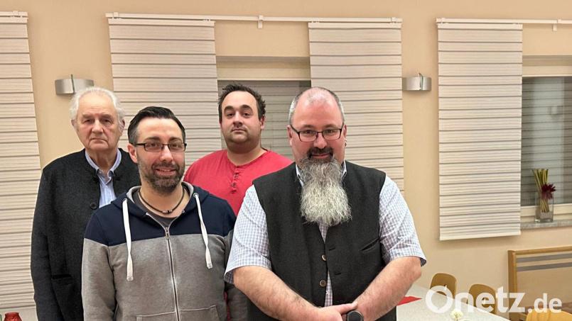 Veränderungen im Vorstand brachten die Neuwahlen bei der CSU Wildenau: Neuer Vorsitzender ist Thomas Wittmann (rechts), er folgt auf Hans-Günther Spickenreuther (links). Stellvertreter sind Michael Haubner und Christoph Röckl (Mitte, von links). Bild: CSU Wildenau/exb