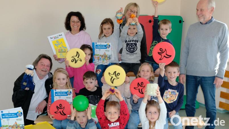 Reinhold Ziermeier (links ) und Wolfgang Laaths (rechts) überreichen die &quot;Move-It-Boxen &quot; als Beitrag zur Bewegungsförderung im Kindesalter an die Kindergärten in Schwarzenfeld und Stulln. Hier die Übergabe in St.Josef zusammen mit Leiterin Christine Gebhardt (hinten links) Bild: mab
