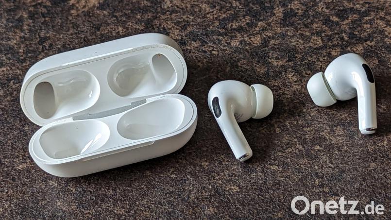 Ein bislang Unbekannter hat einem 13-Jährigen seine Airpods gestohlen. Symbolbild: Christoph Dernbach/dpa