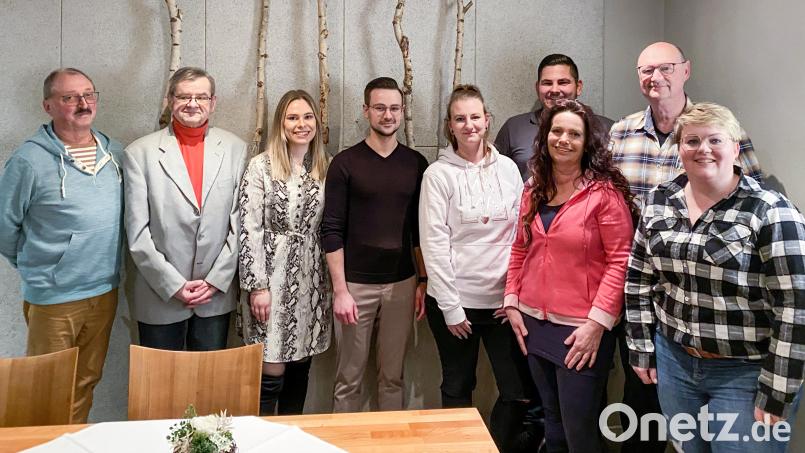 Die neue gewählte und verjüngte Vorstandschaft des Gewerbevereins Eschenbach mit Vorsitzender Marita Gradl (Dritte von rechts) und der neuen Zweiten Vorsitzenden Daniela Kleber (rechts). Bild: do
