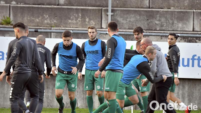 Die Spieler der DJK Gebenbach wollen wieder mal gewinnen. Aber nicht nur Jan Fischer (Mitte) sondern auch Fabian Vogl (links daneben) fehlt wegen einer Rot-Sperre. Archivbild: Hubert Ziegler