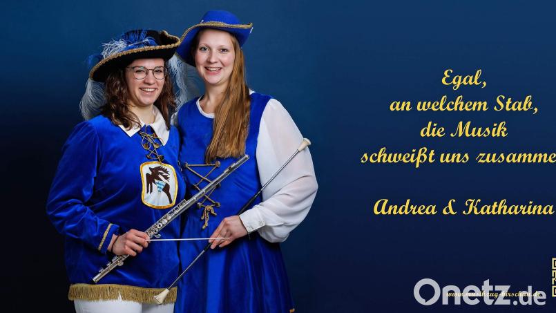 Um während der Corona-Pandemie verlorene Musiker zurückzuholen und neue zu gewinnen, startet der Nordbayerische Musikbund die „Werbekampagne Bauzaun“. Für den Musikzug Hirschau posieren Marie Giehrl (links) und Katharina Stein. Repro: u