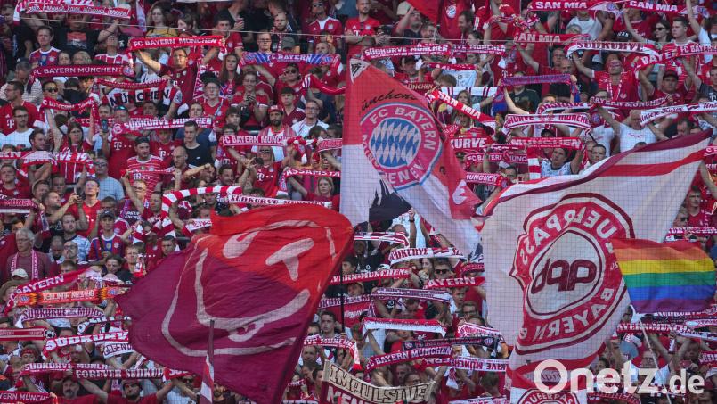 Fans des FC Bayern schwenken in der Allianz-Arena ihre Fahnen: Der urplötzliche Trainerwechsel von Julian Nagelsmann zu Thomas Tuchel gefällt nicht jedem Anhänger. Archivbild: Soeren Stache/dpa