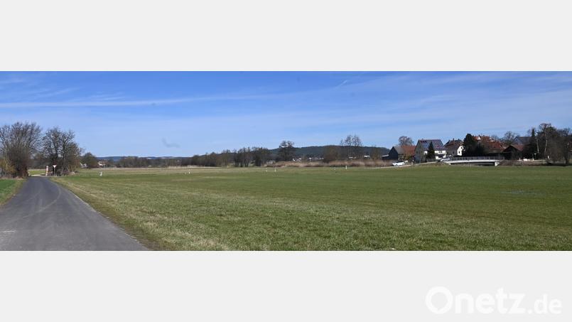 Nahe der Vilsbrücke bei Neumühle (rechts) soll der Damm mit über fünf Metern Höhe werden. Bei einem Jahrhunderthochwasser muss dann im Bereich nahe dem Schwaighof (links im Hintergrund) mit massiver Überflutung gerechnet werden. Bild: gf