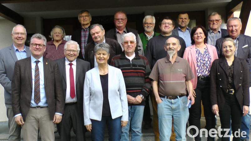 Die Jubilare der Siedlergemeinschaft Rosenberg mit ihren Gratulanten. Bild: gsh