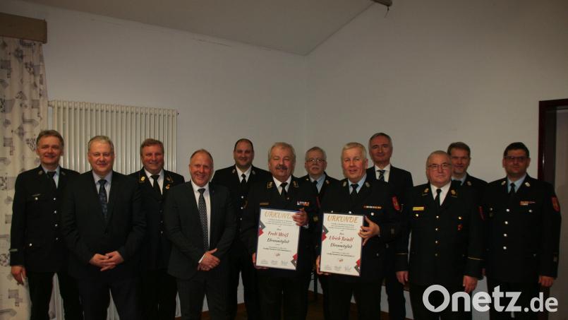 Die beiden neuen Ehrenmitglieder der FFW Schnaittenbach, Fredi Weiß (mit Urkunde, links) und Uli Reindl (mit Urkunde, rechts) im Kreis von Führungskräften, darunter der Vizepräsident des Deutschen. Feuerwehrverbandes und stellvertretende. Landesvorsitzende, Herrmann Schreck, sowie der Ehrenkreisbrandrat und Ehrenvorsitzende des Bezirksfeuerwehrverbandes, Johann Weber, sowie die politischen Vertreter. Bild: Michael Werner/exb