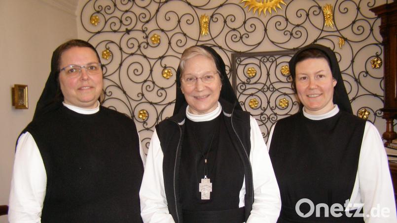 Äbtissin Laetitia Fech zusammen mit ihrer Stellvertreterin, Priorin Sr. M. Sophia Schlembach (links) und der neuen Novizenmeisterin, Sr. M. Raphaela Kratzer (rechts). Bild: pz