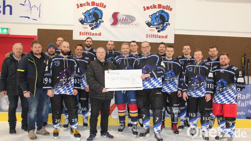 Die Hobby-Eishockeyspieler der Jack Bulls Stiftland spendeten 750 Euro für die Nachwuchsarbeit des EHC Stiftland. Christian Gleißner (vorne rechts) überreichte den Scheck an EHC-Vorsitzenden Joachim Firneis (vorne links). Bild: kro