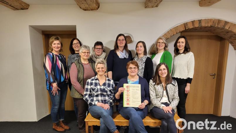Den neuen Vorstand des Obst- und Gartenbauvereins Hohentreswitz zeigt das Bild. Christa Irlbacher (sitzend, Mitte) wurde zur Ehrenvorsitzenden ernannt. Bild: OGV Hohentreswitz/exb