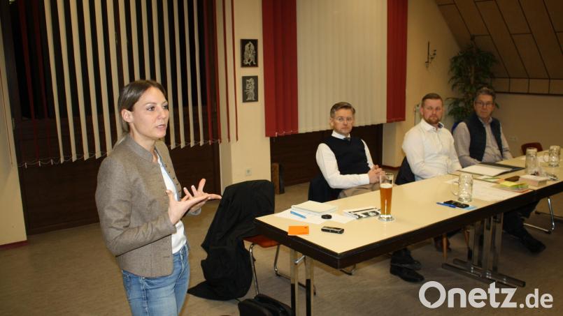 Mit Treue zu traditionellen Werten, Bürgernähe und Ehrlichkeit werde die CSU bei den Bürgern punkten: Davon sind Landtagskandidatin Stefanie Dippl und Abgeordneter Tobias Reiß (von links) überzeugt. Von rechts: Konrad Bauer, Schatzmeister des CSU-Ortsverbands Trabitz, und stellvertretender Ortsvorsitzender Josef Marzi. Bild: bjp