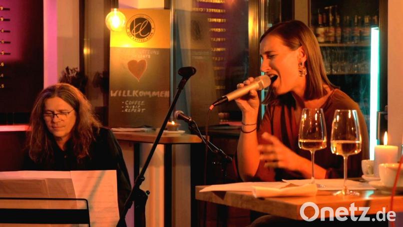 Toby Mayerl und die Gastgeberin Diana Laden wirken mit beim Ostermontags-Special im Kaffeeladen. Archivbild: Mercedes Mayerl/exb