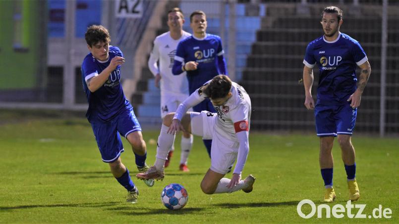 Mit viel Kampf und Einsatz hat die SpVgg SV Weiden (links Martin Ruda, rechts David Bezdicka) den SV Donaustauf mit 3:2 niedergerungen. Beim ASV Neumarkt wollen die Schwarz-Blauen erneut punkten. Bild: Büttner, Gerhard