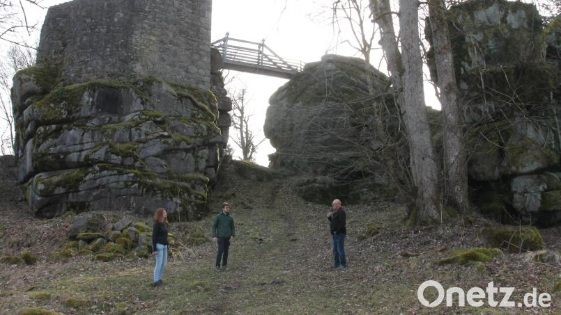 Bürgermeisterin Marina Hirnet bespricht mit ihrem Stellvertreter Rudolf Völkl und Konstantin Völkl (von rechts) das Prozedere am Ort des Geschehens. Bild: pi