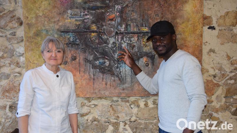 Der Maler Willy Gbedji aus Neumarkt stellt in der Hammermühle von Beate Schaller in Hohenburg seine Werke vor. Sein Ziel ist es, seine alte Heimat Benin und seine neue Heimat Deutschland miteinander zu verbinden. Dieses Bild nennt er &quot;Das Gleichgewicht&quot;. Bild: bö