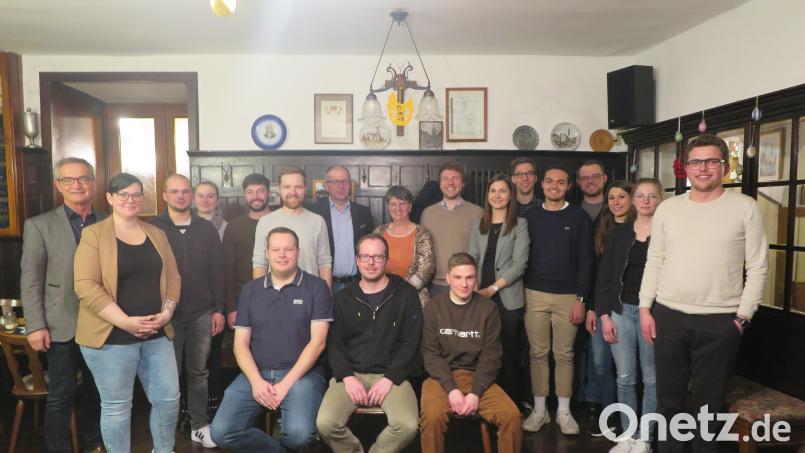 Ortsvorsitzender Oliver Rauch (rechts) freute sich über das harmonische Miteinander im JU-Ortsverband. Er gratulierte den Jubilaren Tobias Gallei und Andreas Gallei und begrüßte das neue Mitglied Maximilian Frank (sitzend von links). Bild: jzk