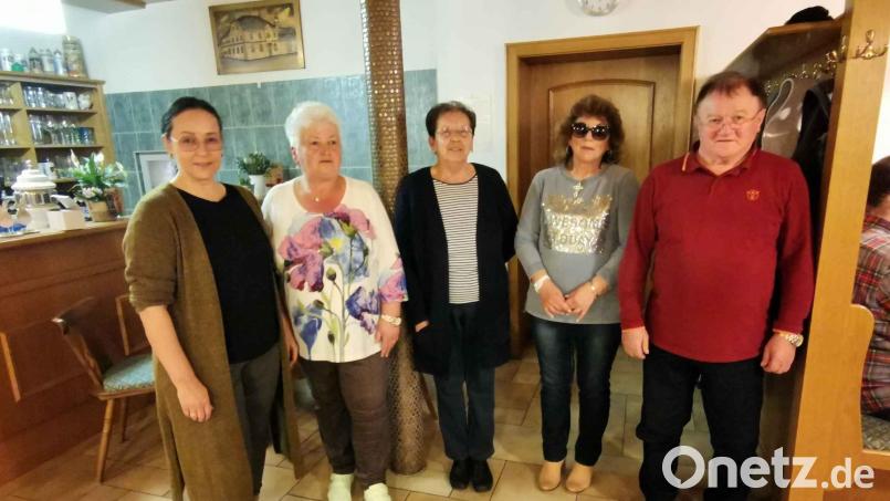 Kreisvorsitzende Carola Brust dankt Vorsitzender Elfriede Baier, Kassiererin Franziska Kneißl, zweiter Vorsitzender Angelika Zahradnik und Schriftführer Siegfried Landgraf (von links) für die Übernahme der Ehrenämter. Bild: gz
