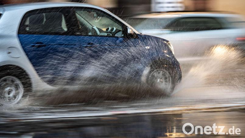 Aquaplaning führte am vergangenen Samstag zu einem Unfall auf der A 93 auf Höhe der Anschlussstelle Pfreimd. Symbolbild: Frank Rumpenhorst/dpa