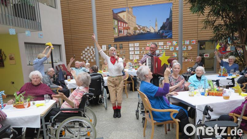 Andrea Jena und Stefan Bayerl sorgten für Stimmung im Innenhof-Forum. Bild: jzk