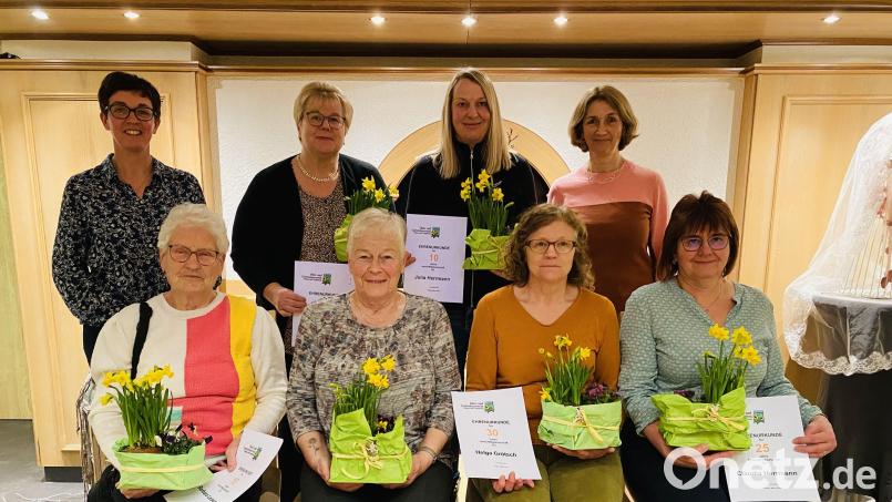 Die Jubilare des OGV Högen zusammen mit der Kreisfachberaterin Michaela Basler (hinten, links) und der Vorsitzenden Birgit Schmidt (hinten, rechts). Bild: Daniela Dotzler/exb