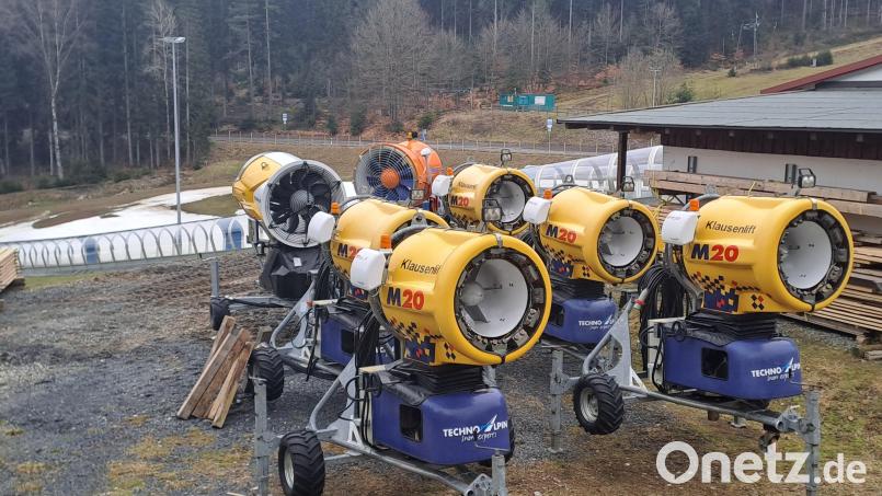 Die Schneekanonen warten auf ihren Einsatz im nächsten Winter. Bild: gis