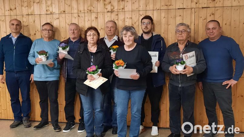 Wegen Krankheit waren nur sieben der 14 zu Ehrenden anwesend. Im Bild Vorsitzender Johann Piehler sowie einige der Geehrten oder ihre Stellvertreter. Bild: Andrea Hierreth/exb