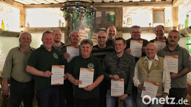 Die Geehrten mit den Vorsitzenden: (von links) Zweiter Vorsitzender Reinhard Merkl, Vorsitzender Alexander Wächter, Matthias Wächter, Karl-Heinz Völkl, Maria Riedl, Klaus Grünbauer, Alexander Weiß, Franz Horn, Kimmo Hotari, Johann Brosch, Thomas Schieder und Michael Lotter. Bild: Angelsportverein Reuth/exb