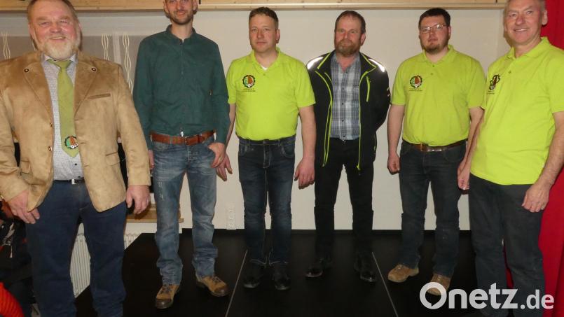 Für Reinhard Wiesend (links) und stellvertretenden Vorsitzenden Markus Heining (rechts), endete eine jahrzehntelange Tätigkeit für die FBG Eschenbach. Verantwortung übernehmen nun (von links) Markus Schneider, Manfred Schmid, Josef Marzi und David Karl. Bild: rn