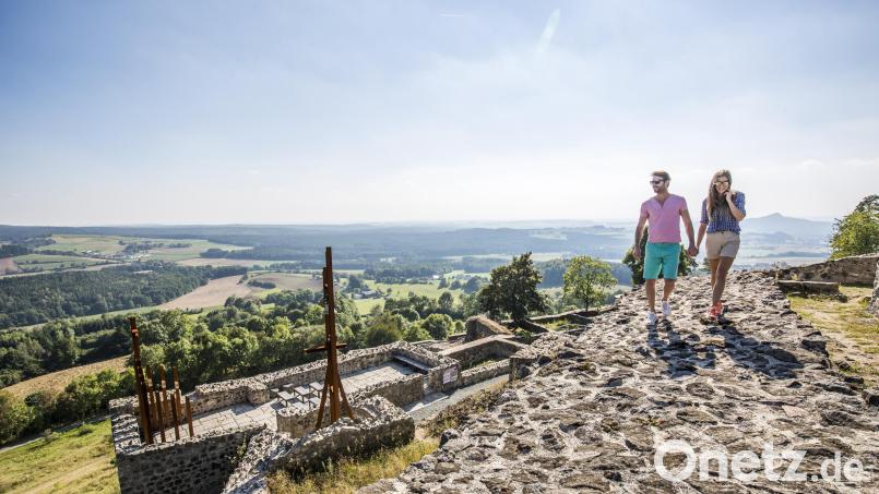 Der Tourismus im Landkreis Tirschenreuth ist wieder im Aufwind. Im vergangenen Jahr lagen die Übernachtungszahlen fast wieder auf dem Niveau der Vor-Corona-Zeit. Attraktionen im Landkreis sind neben den Wander- und Radwegen auch die Burgruinen. Das Bild des Oberpfälzer Walds zeigt ein Pärchen auf der Burgruine Waldeck. Bild: Thomas Kujat