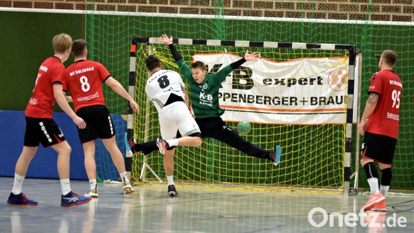 Torhüter John Martin vom HC Sulzbach muss sich in dieser Szene mit Simon Bollinger vom ASV Cham auseinandersetzen. Jakob Friese, Jonas Rohrbach und Lukas Lesak (von links) vom HCS sind in der Beobachterrolle. Bild: Hubert Ziegler