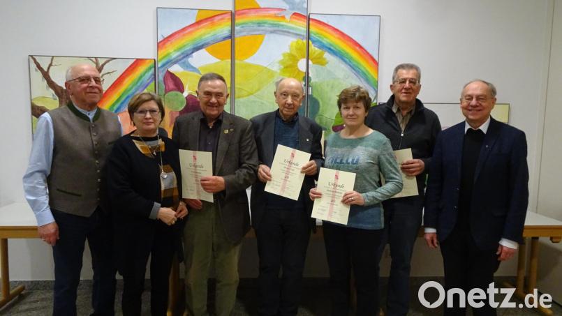 Die beiden KAB- Vorsitzenden von Hl. Dreifaltigkeit Manfred Baldauf und Hildegard Zimmer-Sperl konnten Paul Reichel , Pfarrer Bruno Todt sowie das Ehepaar Barbara und Georg Müllner für langjährige Vereinstreue würdigen (von links). Bild: ads