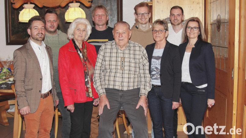Seinen 90. Geburtstag feierte Hans Thoma (Fünfter von links) zusammen mit seiner Familie. Es gratulierte auch Zweiter Bürgermeister Michael Dutz (links). Bild: wro